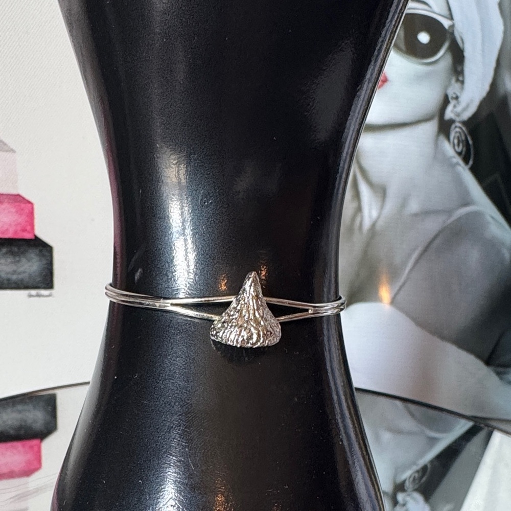 Chic Silver Kiss Charm Bracelet